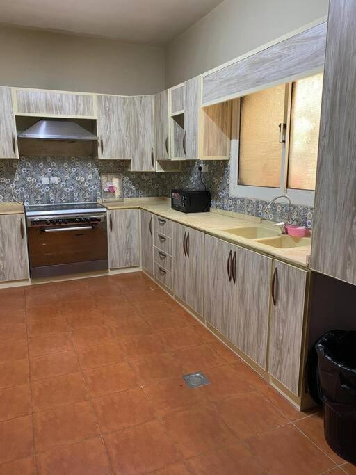شقه عائلية مؤثثه المحمديه جده Appartement *